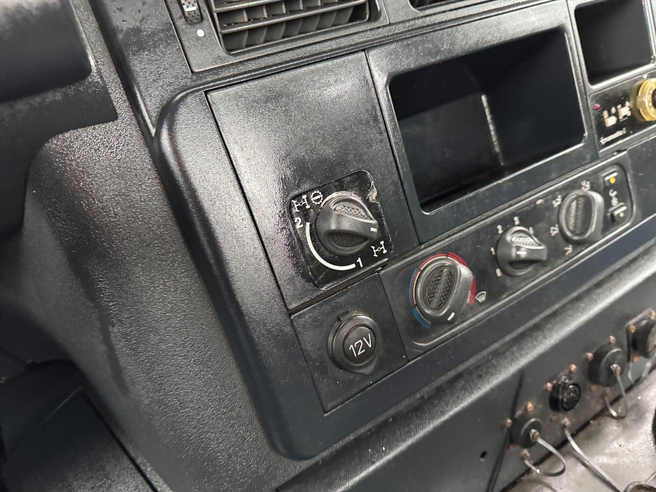 Iveco Trakker 410 E 5 6x4/2 Winterdienst / Lift/Lenka. - Kamion kabinë-shasi: foto 4 Iveco Trakker 410 E 5 6x4/2 Winterdienst / Lift/Lenka. - Kamion kabinë-shasi: foto 4