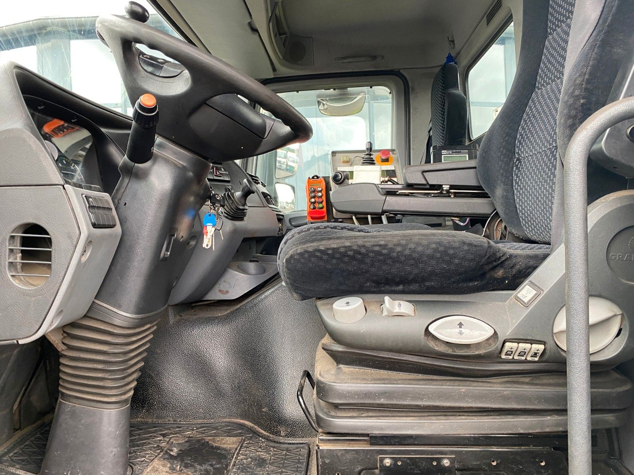 Mercedes-Benz Actros 2532 MP3 6x2 Hydraulik, 10 x am Lager Mercedes-Benz Actros 2532 MP3 6x2 Hydraulik, 10 x am Lager - Kamion kabinë-shasi: foto 2 Mercedes-Benz Actros 2532 MP3 6x2 Hydraulik, 10 x am Lager Mercedes-Benz Actros 2532 MP3 6x2 Hydraulik, 10 x am Lager - Kamion kabinë-shasi: foto 2