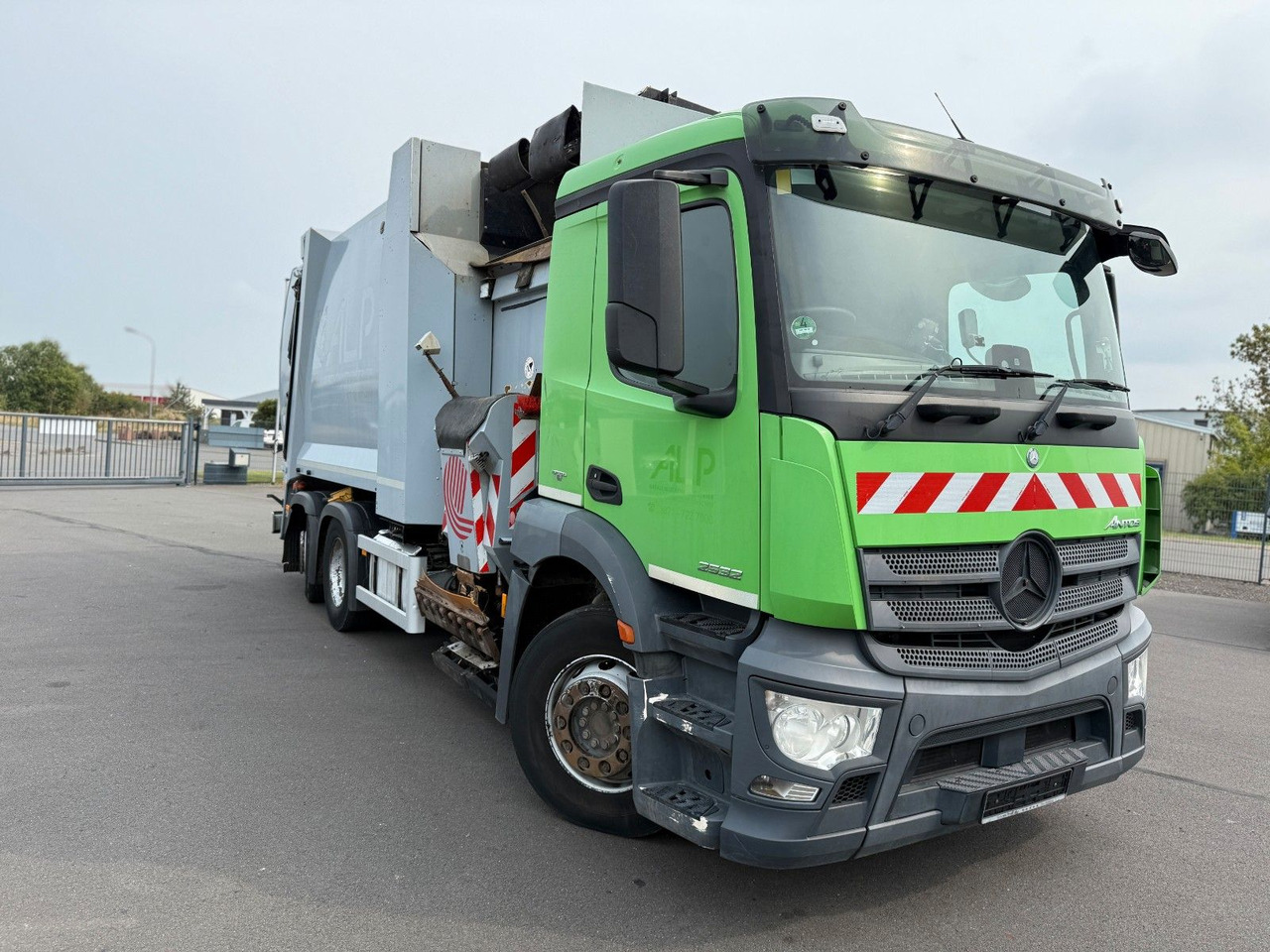 Mercedes-Benz Antos 2533 Seitenlader Zoeller SLF XL - Kamion mbeturinash: foto 3 Mercedes-Benz Antos 2533 Seitenlader Zoeller SLF XL - Kamion mbeturinash: foto 3