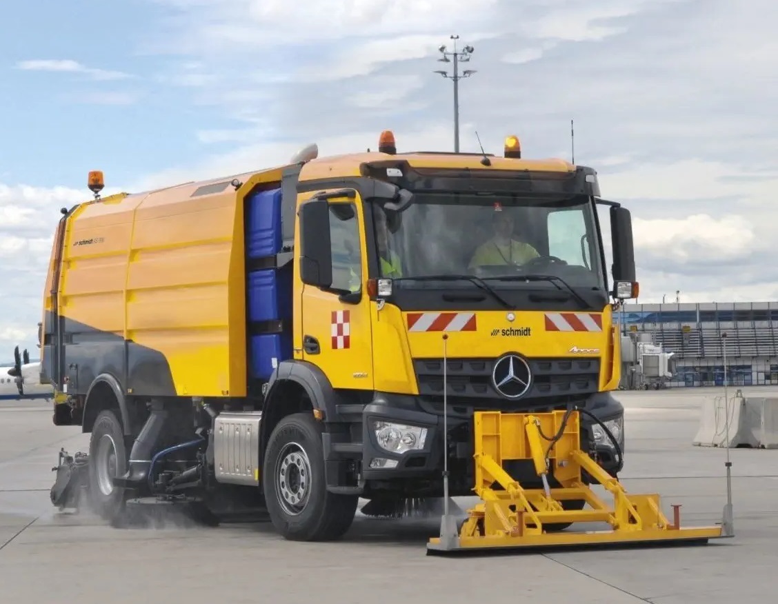 Runway Sweeper Schmidt AS990 - Makinë fshirëse për rrugët: foto 5 Runway Sweeper Schmidt AS990 - Makinë fshirëse për rrugët: foto 5