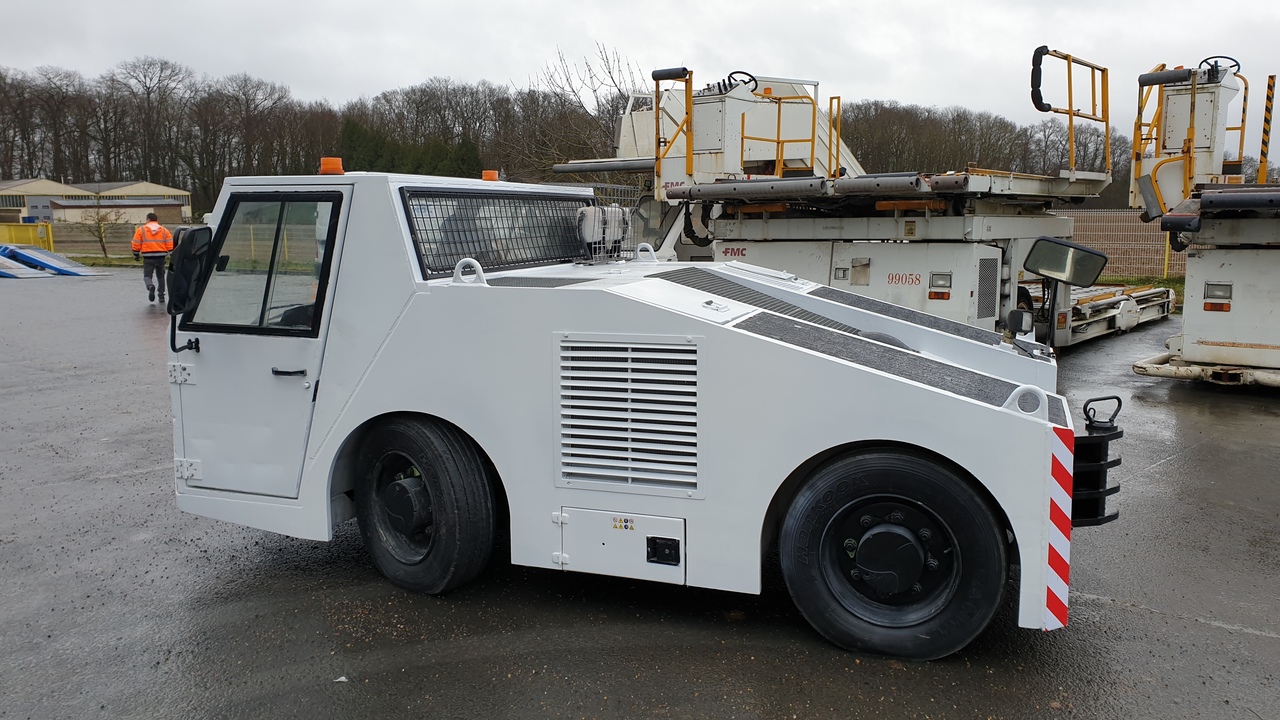 SOVAM K100 - Automjet për tërheqjen e aeroplanit: foto 5 SOVAM K100 - Automjet për tërheqjen e aeroplanit: foto 5