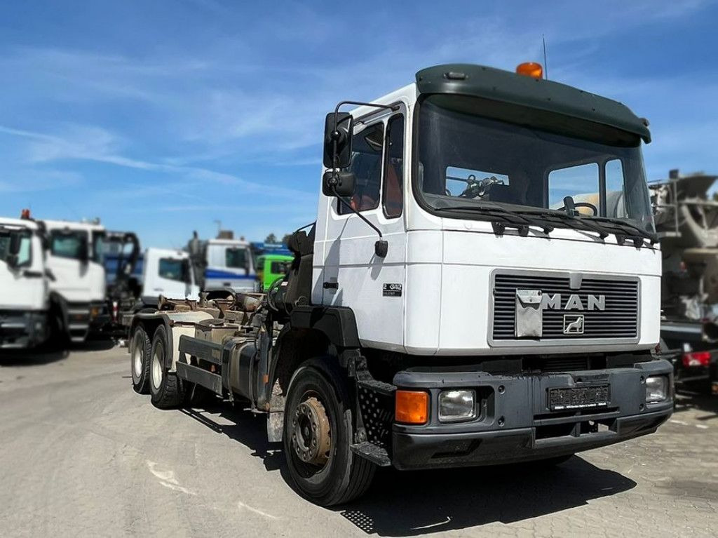 MAN F2000 27.342 6x4 Abrollkipper mit Kran - Kamion vetëngarkues, Kamion me vinç: foto 2 MAN F2000 27.342 6x4 Abrollkipper mit Kran - Kamion vetëngarkues, Kamion me vinç: foto 2