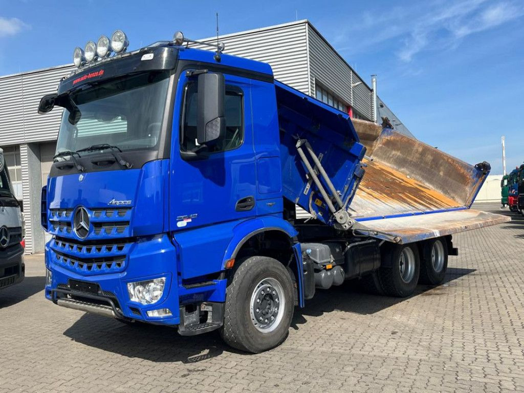 Mercedes-Benz Arocs 2642 6x4 3-Achs Kipper Bordmatik nur 163TK - Kamion vetëshkarkues: foto 1 Mercedes-Benz Arocs 2642 6x4 3-Achs Kipper Bordmatik nur 163TK - Kamion vetëshkarkues: foto 1