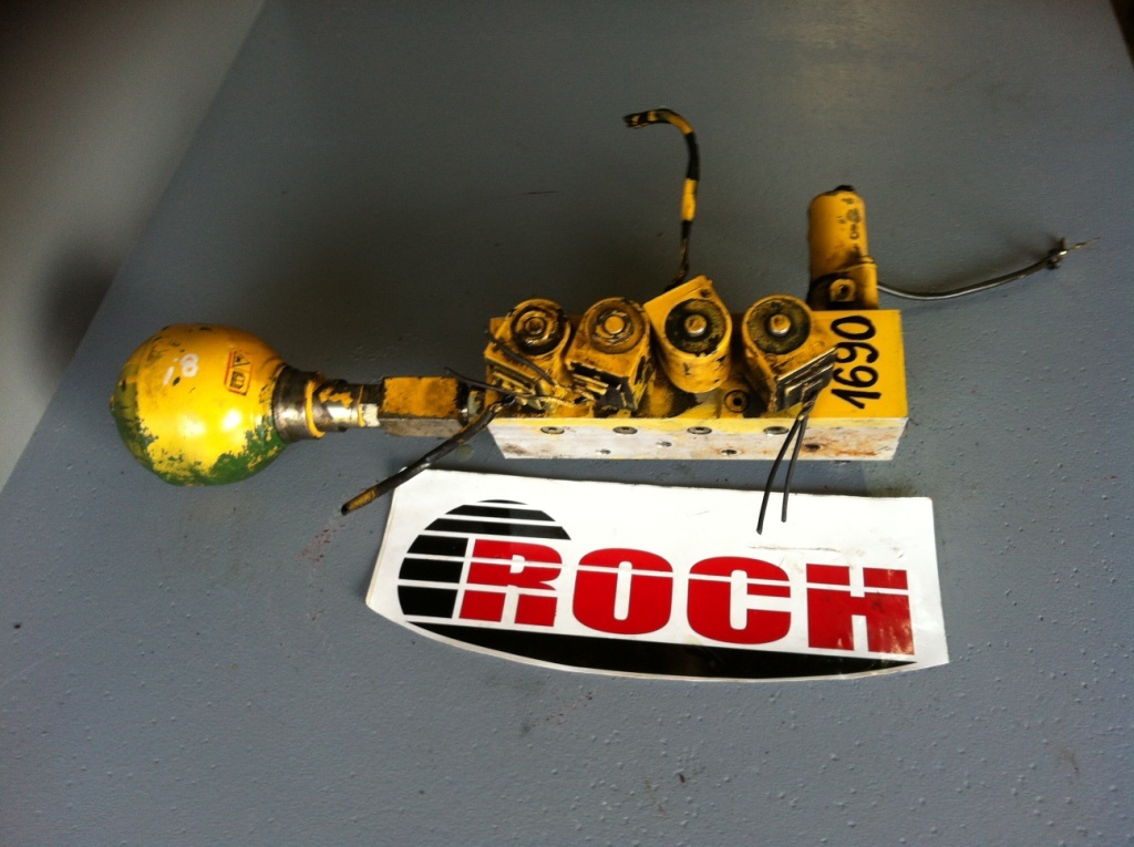 KOMATSU BLOK STEROWNICZY + HYDROAKUMULATOR 95671621 7-1 05 + CEWKI 31635 28VDC - Valvula hidraulike për Ekskavator me goma: foto 1 KOMATSU BLOK STEROWNICZY + HYDROAKUMULATOR 95671621 7-1 05 + CEWKI 31635 28VDC - Valvula hidraulike për Ekskavator me goma: foto 1