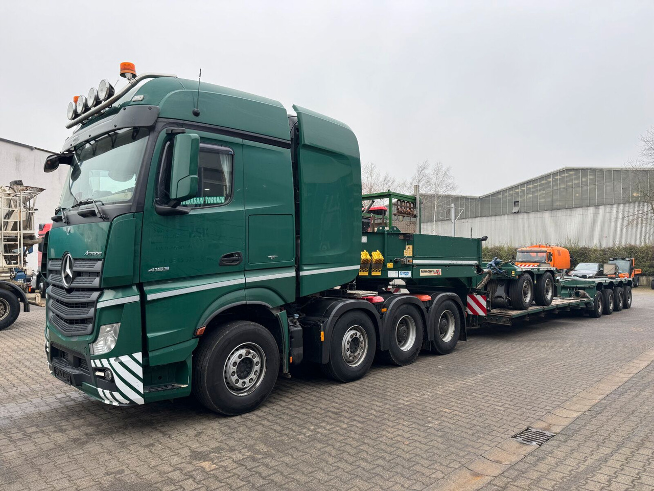 Mercedes-Benz ACTROS 4163 8x4 Schwerlast +Tieflader 4+2 *83 T - Gjysmë-kamion: foto 2 Mercedes-Benz ACTROS 4163 8x4 Schwerlast +Tieflader 4+2 *83 T - Gjysmë-kamion: foto 2