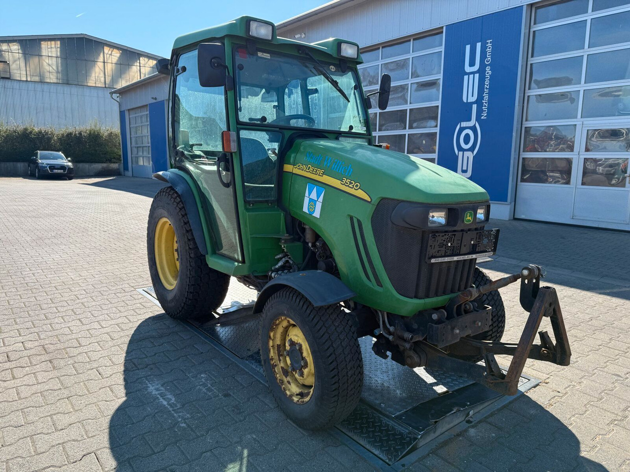 John Deere 3520 Kommunaltrak. Frontkraftheber Kuppeldreieck - Traktor: foto 1 John Deere 3520 Kommunaltrak. Frontkraftheber Kuppeldreieck - Traktor: foto 1