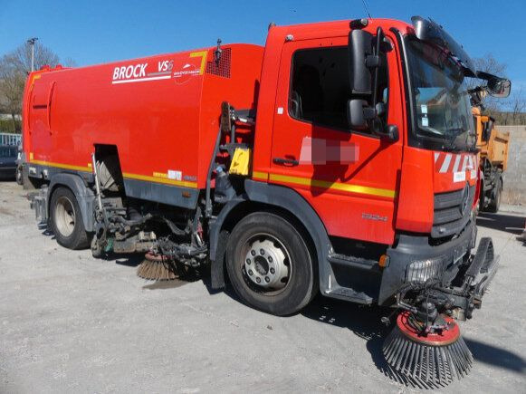 Mercedes-Benz Atego 1324 4x2 Kehrmaschine BROCK HD Anlage - Makinë fshirëse për rrugët: foto 3 Mercedes-Benz Atego 1324 4x2 Kehrmaschine BROCK HD Anlage - Makinë fshirëse për rrugët: foto 3