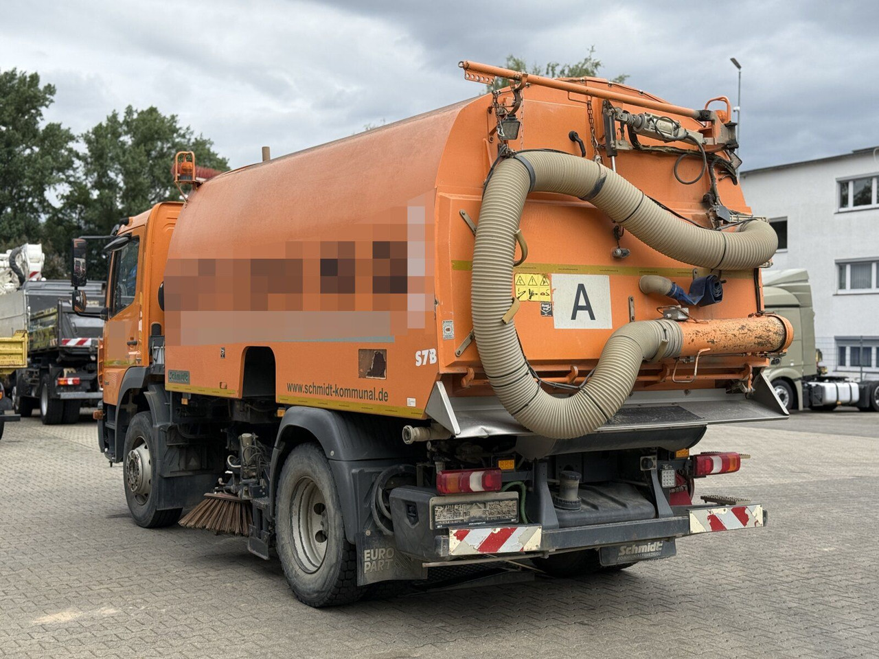 Mercedes-Benz Atego 1324 4x2 Kehrmaschine Schmidt SKF S7B 7 m³ - Makinë fshirëse për rrugët: foto 5 Mercedes-Benz Atego 1324 4x2 Kehrmaschine Schmidt SKF S7B 7 m³ - Makinë fshirëse për rrugët: foto 5
