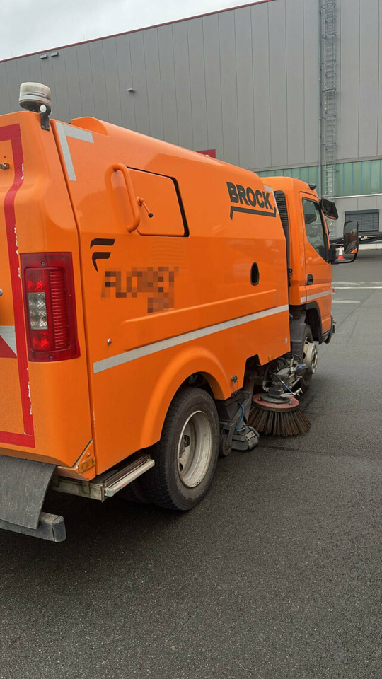 Mitsubishi Canter FUSO Kehrmaschine BROCK SL140 4 m³ - Makinë fshirëse për rrugët: foto 3 Mitsubishi Canter FUSO Kehrmaschine BROCK SL140 4 m³ - Makinë fshirëse për rrugët: foto 3