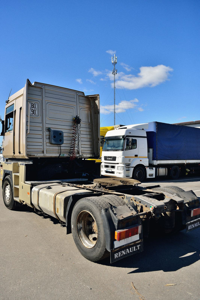 RENAULT Magnum 440 - Gjysmë-kamion: foto 4 RENAULT Magnum 440 - Gjysmë-kamion: foto 4