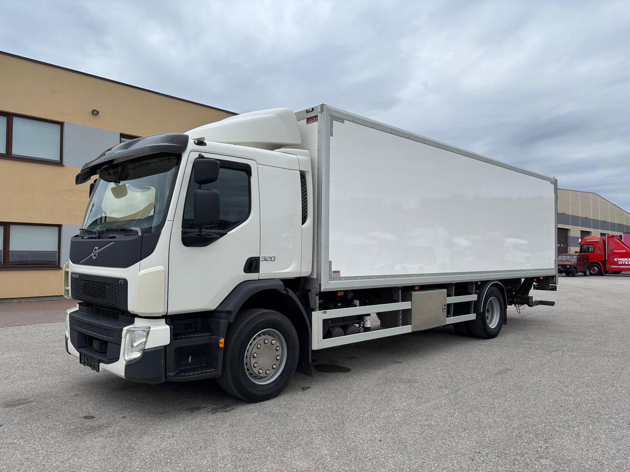 VOLVO FE320 - Kamion vagonetë: foto 3 VOLVO FE320 - Kamion vagonetë: foto 3