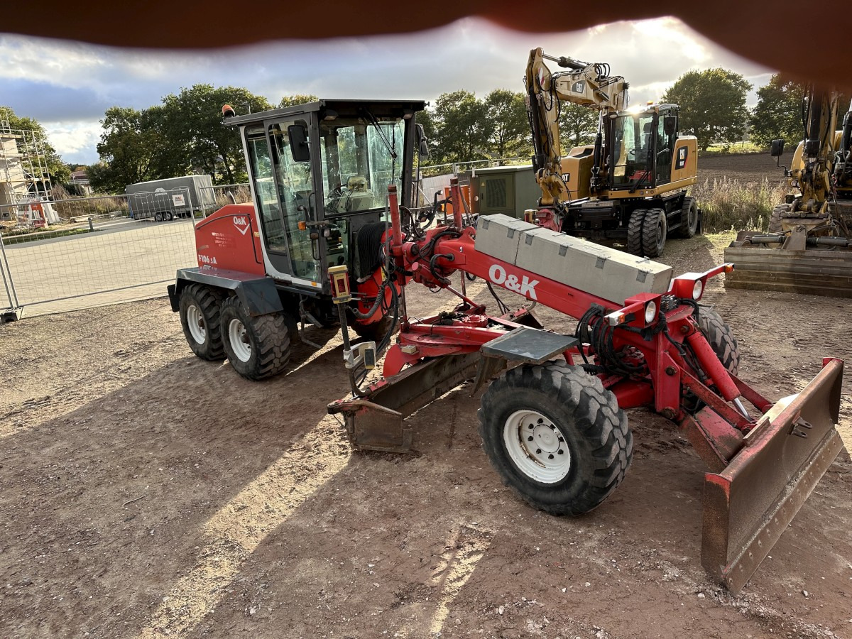 O&K F 106.5 - 6x6 Laser Topcon- Klima Cummins 6 Zyl. - Makinë niveluese: foto 4 O&K F 106.5 - 6x6 Laser Topcon- Klima Cummins 6 Zyl. - Makinë niveluese: foto 4