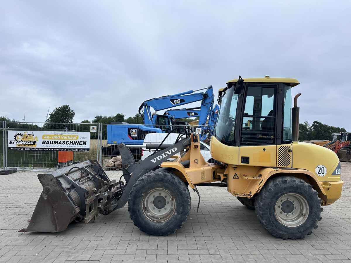 VOLVO L 30 B PRO 3er Kreis Klappschaufel+Palettengabel - Fadrom me goma: foto 1 VOLVO L 30 B PRO 3er Kreis Klappschaufel+Palettengabel - Fadrom me goma: foto 1