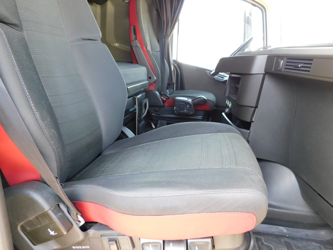 Volvo Fh - Gjysmë-kamion: foto 5 Volvo Fh - Gjysmë-kamion: foto 5