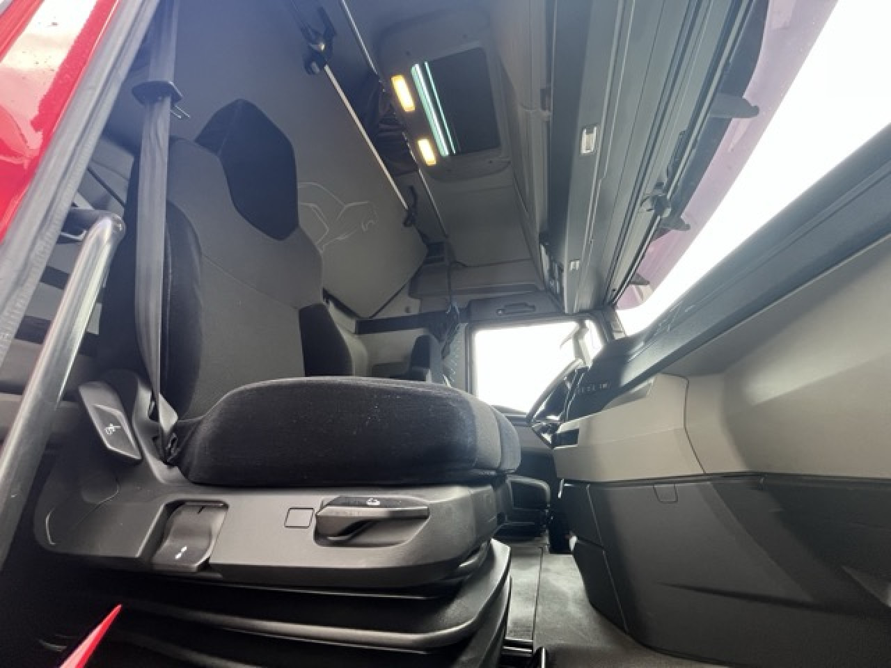 MAN TGX 18.510 4x2 LL SA Euro6 Retarder Klima ZV - Gjysmë-kamion: foto 4 MAN TGX 18.510 4x2 LL SA Euro6 Retarder Klima ZV - Gjysmë-kamion: foto 4