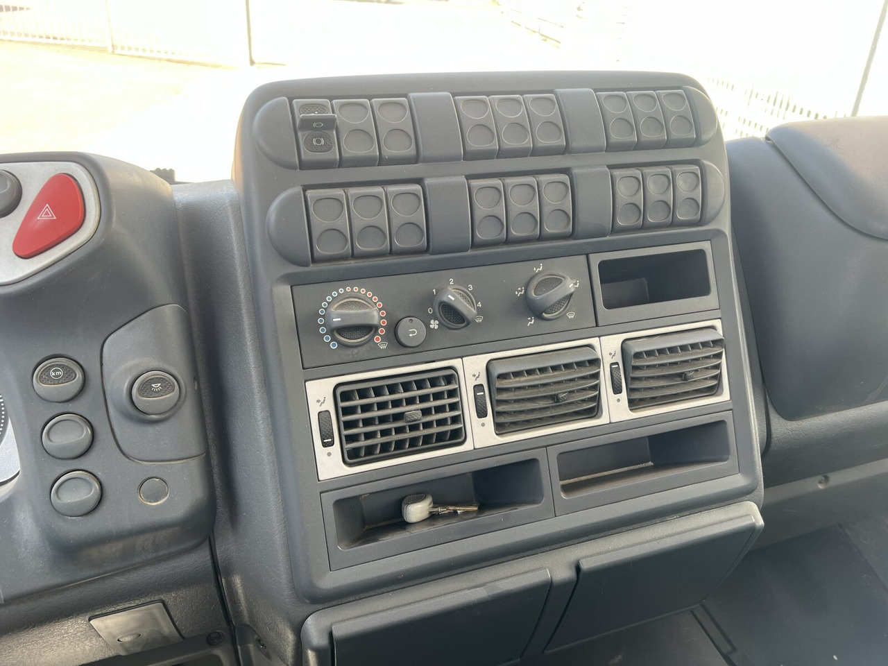 EuroCargo ML80E18K 4x2 EuroCargo ML80E18K 4x2 - Kamion vetëshkarkues: foto 5 EuroCargo ML80E18K 4x2 EuroCargo ML80E18K 4x2 - Kamion vetëshkarkues: foto 5