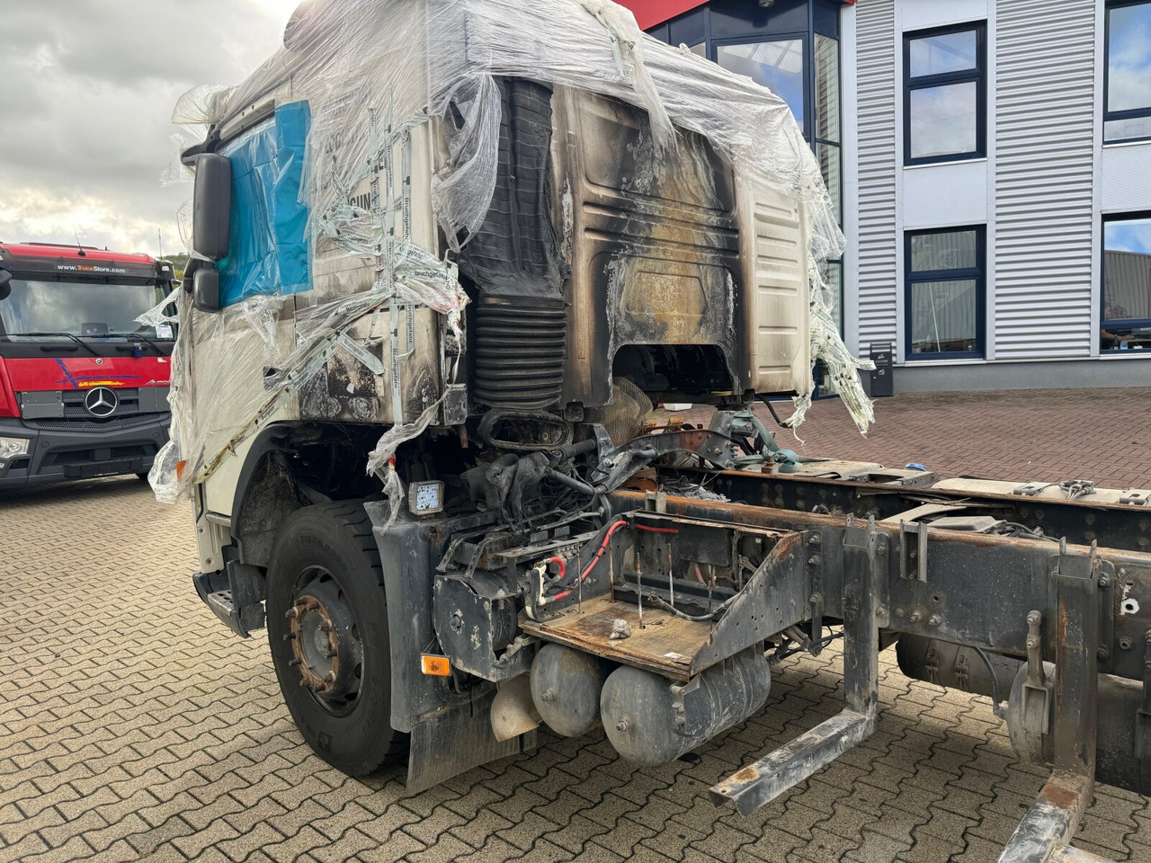 FM 380 6x4 R mit Brandschaden FM 380 6x4 R mit Brandschaden - Kamion vetëshkarkues: foto 2 FM 380 6x4 R mit Brandschaden FM 380 6x4 R mit Brandschaden - Kamion vetëshkarkues: foto 2