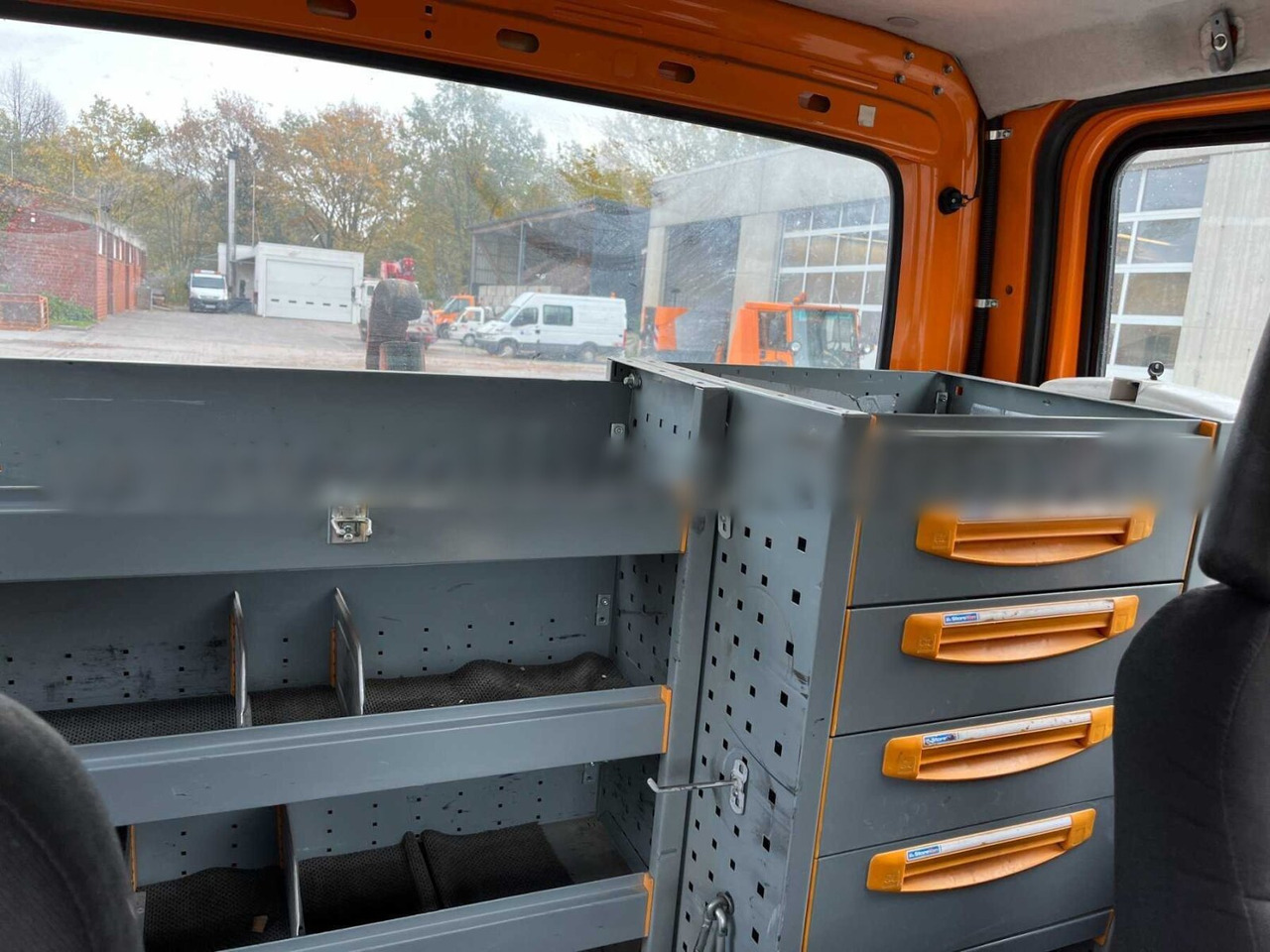 Iveco Daily 70C17 4x2 Doka Daily 70C17 4x2 Doka, EEV, Werkzeugschränke, City-Abroller - Kamion vetëngarkues: foto 3 Iveco Daily 70C17 4x2 Doka Daily 70C17 4x2 Doka, EEV, Werkzeugschränke, City-Abroller - Kamion vetëngarkues: foto 3