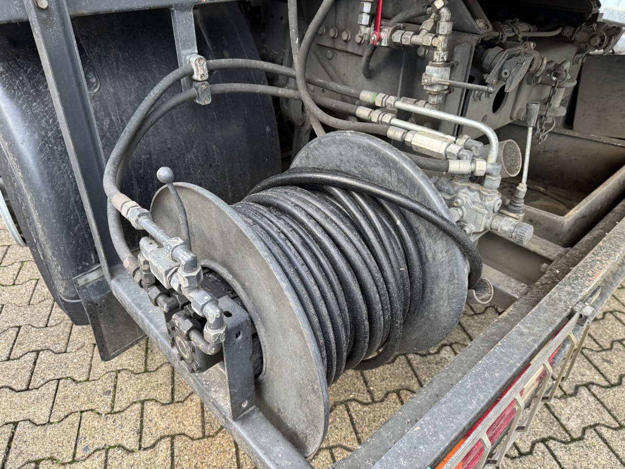 Mercedes-Benz Actros 2536 L 6x2 Actros 2536 L 6x2, Müller Saug- und Spülwagen ca. 10,5m³, Lenkachse - Kamioni: foto 4 Mercedes-Benz Actros 2536 L 6x2 Actros 2536 L 6x2, Müller Saug- und Spülwagen ca. 10,5m³, Lenkachse - Kamioni: foto 4