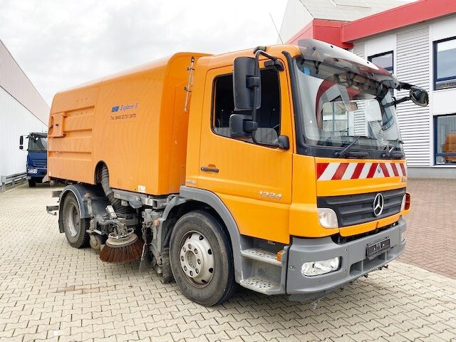 Mercedes-Benz Atego 1324 4x2 Atego 1324 4x2, Kehrmaschine Explorer 8 - Kamioni: foto 1 Mercedes-Benz Atego 1324 4x2 Atego 1324 4x2, Kehrmaschine Explorer 8 - Kamioni: foto 1