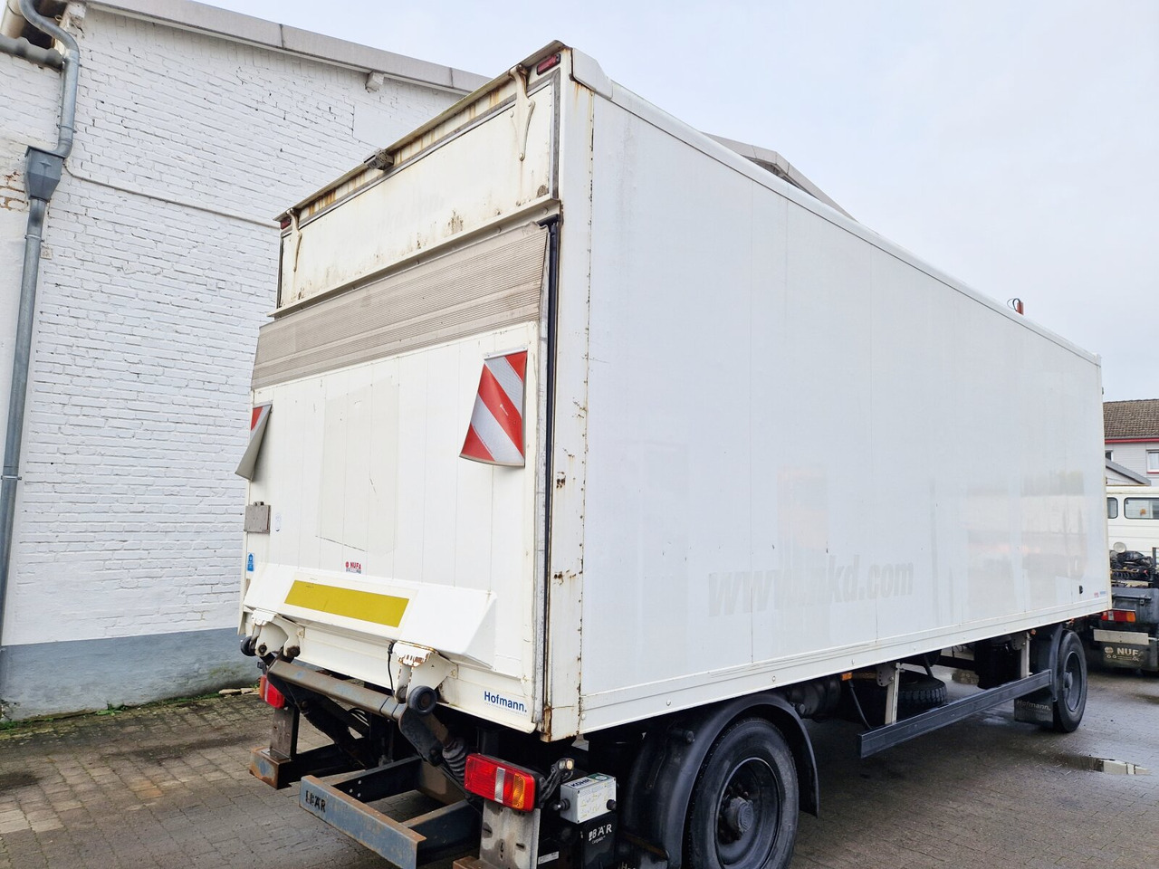 Kleiderkofferanhänger Hofmann, Kleiderkofferanhänger, durchladbar, LBW BÄR, 42 cbm - Rimorkio me vagonetë të mbyllur: foto 4 Kleiderkofferanhänger Hofmann, Kleiderkofferanhänger, durchladbar, LBW BÄR, 42 cbm - Rimorkio me vagonetë të mbyllur: foto 4