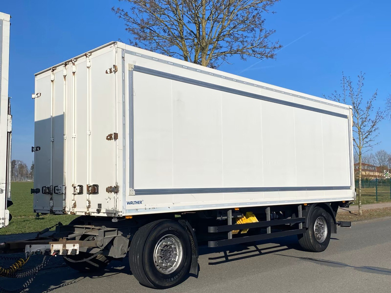 Kofferanhänger mit LBW Kofferanhänger mit LBW, Durchladesystem - Rimorkio me vagonetë të mbyllur: foto 1 Kofferanhänger mit LBW Kofferanhänger mit LBW, Durchladesystem - Rimorkio me vagonetë të mbyllur: foto 1