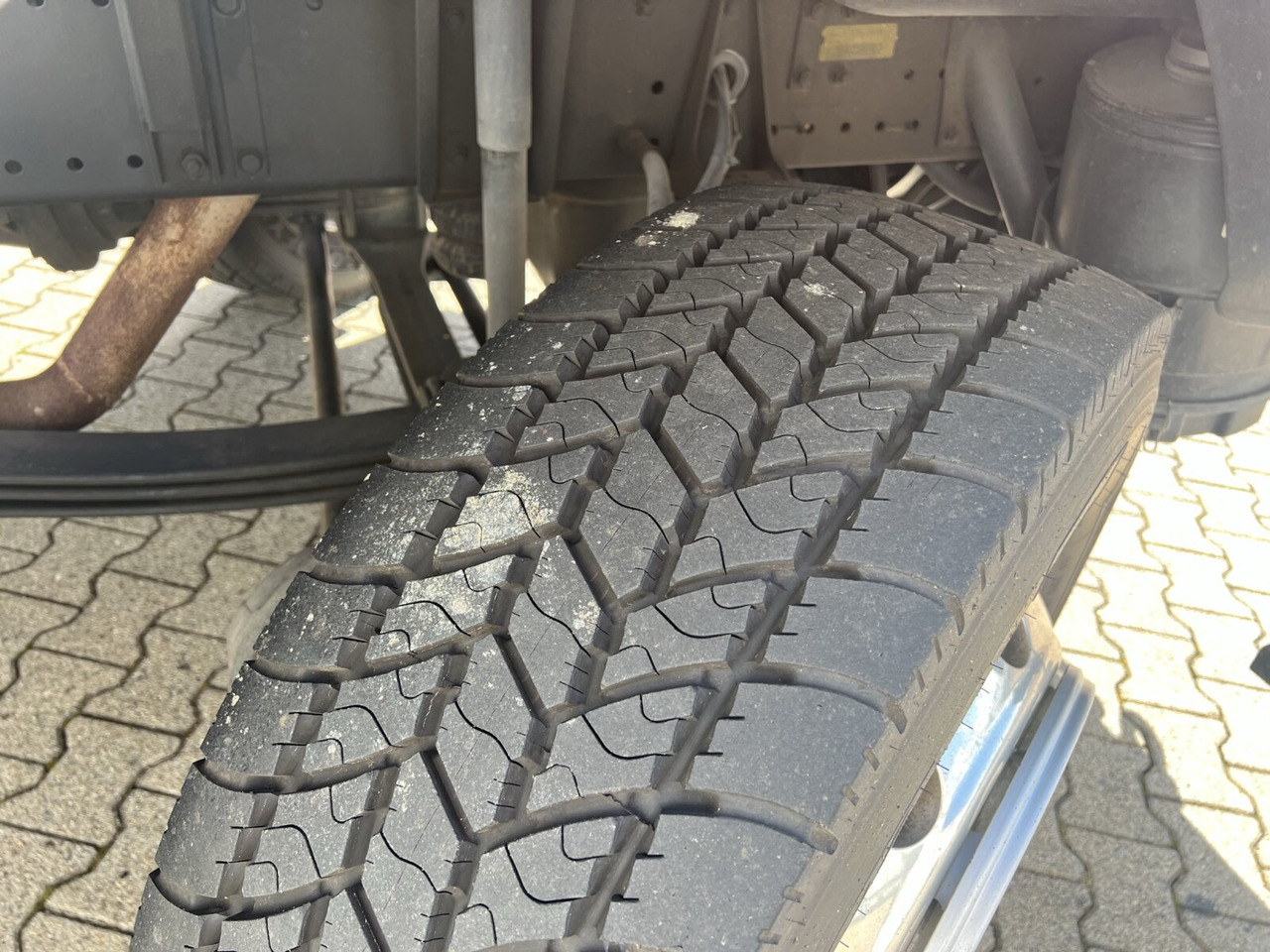 MAN 25/18.284 6x2-4 LL 25/18.284 6x2-4 LL,Kran HMF 1113 K3, Funk, Retarder - Kamion vetëngarkues, Kamion me vinç: foto 2 MAN 25/18.284 6x2-4 LL 25/18.284 6x2-4 LL,Kran HMF 1113 K3, Funk, Retarder - Kamion vetëngarkues, Kamion me vinç: foto 2