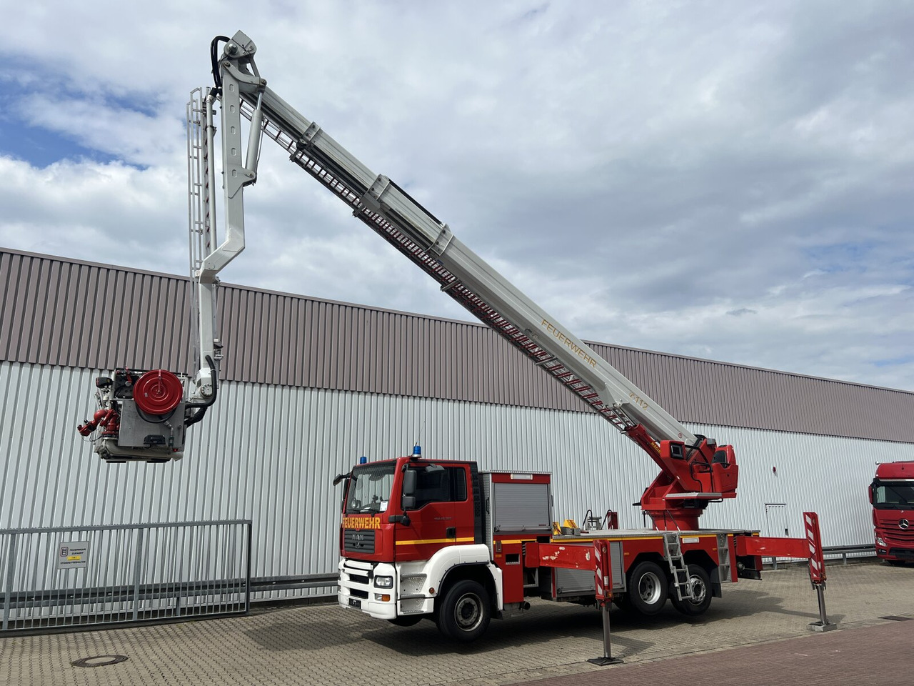 MAN TGA 26.360 6x2-2 LL, Magirus ALP 375 TGA 26.360 6x2-2 LL, Magirus ALP 375 - Ambulancë: foto 1 MAN TGA 26.360 6x2-2 LL, Magirus ALP 375 TGA 26.360 6x2-2 LL, Magirus ALP 375 - Ambulancë: foto 1