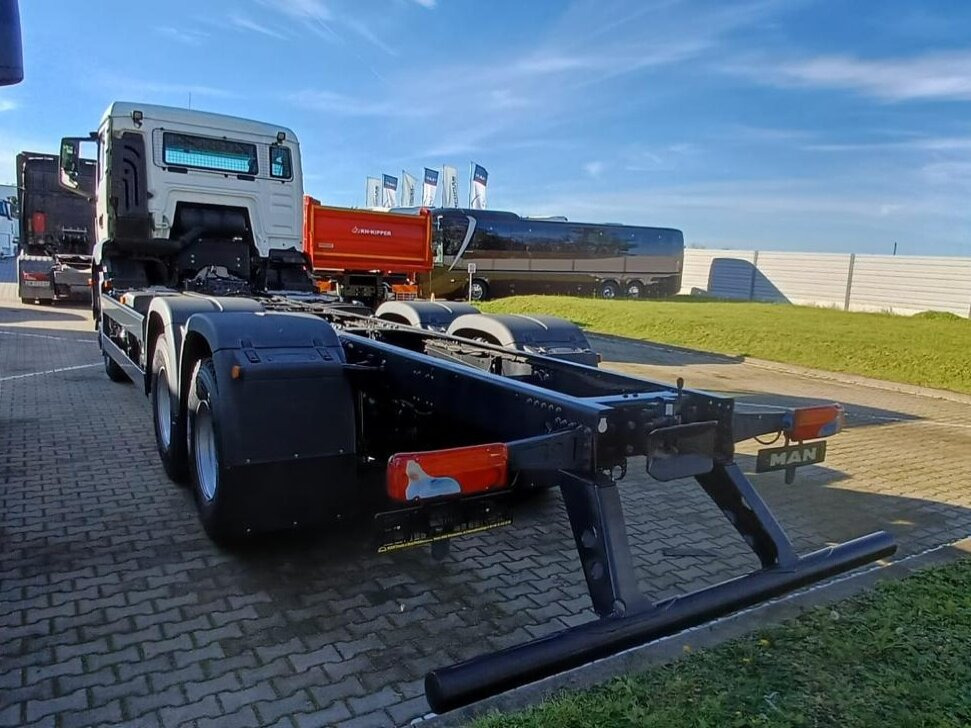 MAN TGS 33.440 6x6 BB CH TGS 33.440 6x6 BB CH, Hohe Bauart, Nebenantrieb - Kamion kabinë-shasi: foto 4 MAN TGS 33.440 6x6 BB CH TGS 33.440 6x6 BB CH, Hohe Bauart, Nebenantrieb - Kamion kabinë-shasi: foto 4