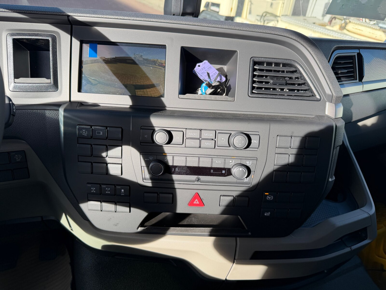 MAN TGS 33.480 6x4 BL CH TGS 33.480 6x4 BL CH, Nebenantrieb - Kamion kabinë-shasi: foto 4 MAN TGS 33.480 6x4 BL CH TGS 33.480 6x4 BL CH, Nebenantrieb - Kamion kabinë-shasi: foto 4