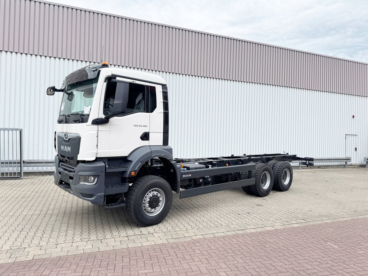 MAN TGS 33.480 6x6 BB CH TGS 33.480 6x6 BB CH, Hohe Bauart, Nebenantrieb - Kamion kabinë-shasi: foto 1 MAN TGS 33.480 6x6 BB CH TGS 33.480 6x6 BB CH, Hohe Bauart, Nebenantrieb - Kamion kabinë-shasi: foto 1
