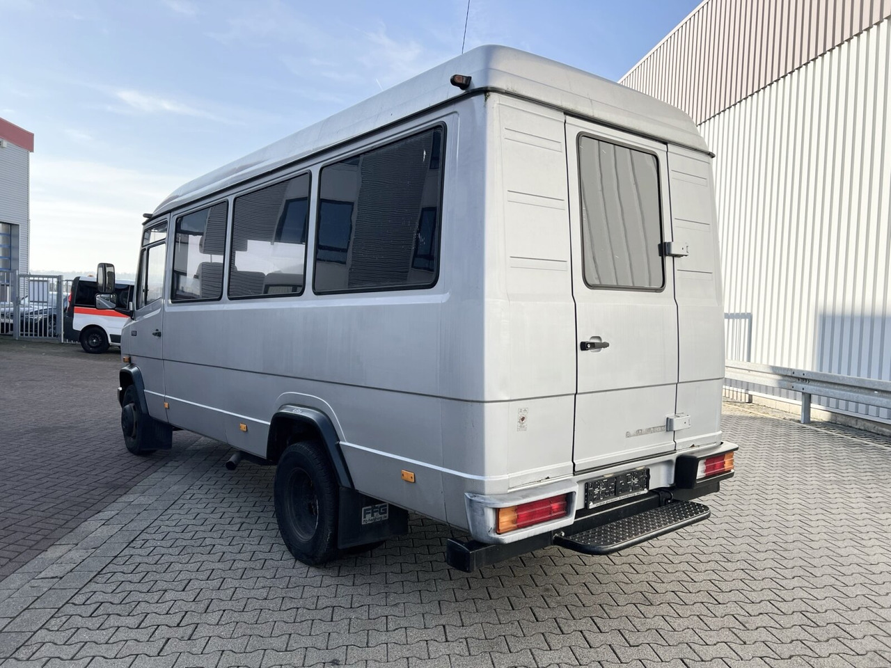 Lizingu i Mercedes-Benz 711 D-KA 4x2 711 D-KA 4x2, Standklima, 11-Sitze, 2 x on stock Mercedes-Benz 711 D-KA 4x2 711 D-KA 4x2, Standklima, 11-Sitze, 2 x on stock: foto 14 Lizingu i Mercedes-Benz 711 D-KA 4x2 711 D-KA 4x2, Standklima, 11-Sitze, 2 x on stock Mercedes-Benz 711 D-KA 4x2 711 D-KA 4x2, Standklima, 11-Sitze, 2 x on stock: foto 14