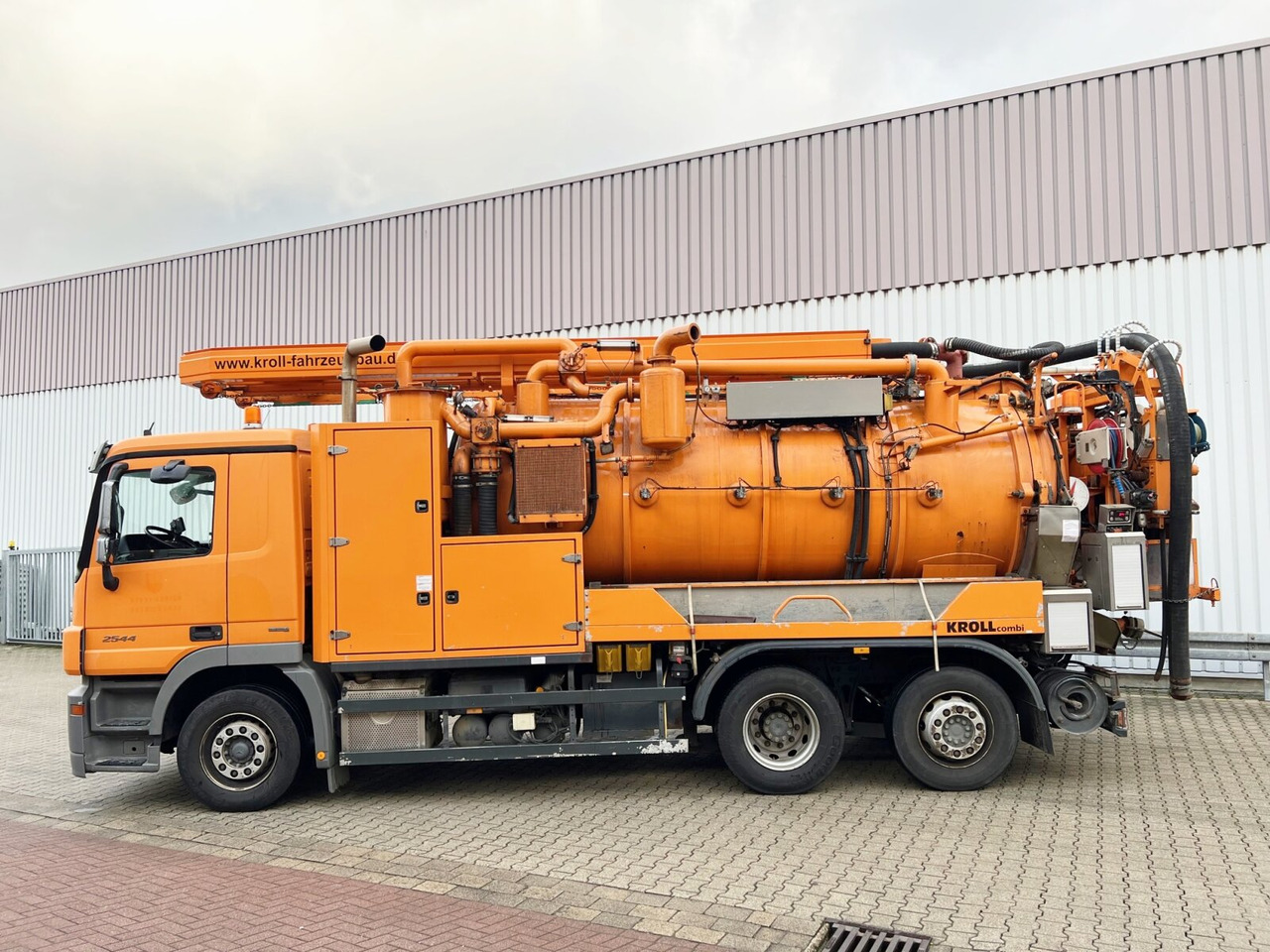 Mercedes-Benz Actros 2544 L 6x2 Actros 2544 L 6x2, Lenkachse, Kroll Saug-/Spülwagen ca. 12m³, Funk - Kamion me vakuum: foto 3 Mercedes-Benz Actros 2544 L 6x2 Actros 2544 L 6x2, Lenkachse, Kroll Saug-/Spülwagen ca. 12m³, Funk - Kamion me vakuum: foto 3