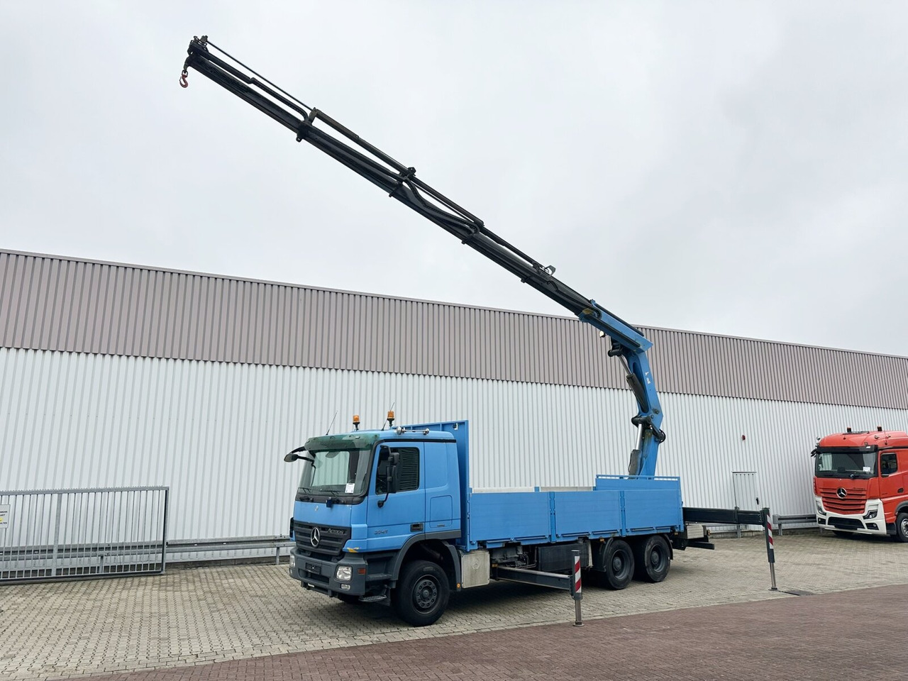 Mercedes-Benz Actros 2741 L 6x4 Actros 2741 L 6x4, Twist-Lock ausz. auf 3m, Heckkran Palfinger PK 42502-D, Funk - Kamion me karroceri të hapur, Kamion me vinç: foto 1 Mercedes-Benz Actros 2741 L 6x4 Actros 2741 L 6x4, Twist-Lock ausz. auf 3m, Heckkran Palfinger PK 42502-D, Funk - Kamion me karroceri të hapur, Kamion me vinç: foto 1