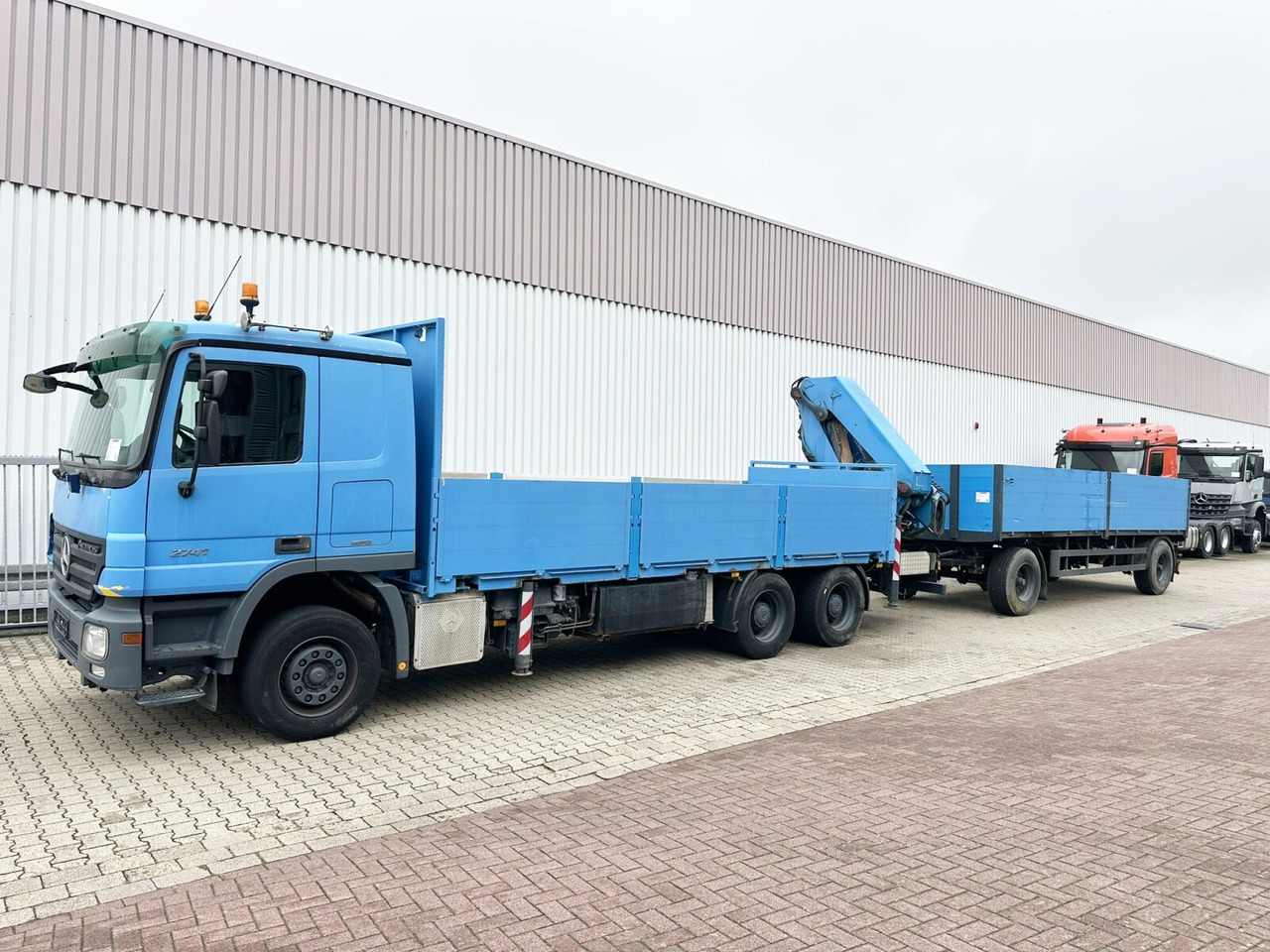 Mercedes-Benz Actros 2741 L 6x4 Actros 2741 L 6x4, Twist-Lock ausz. auf 3m, Heckkran Palfinger PK 42502-D, Funk - Kamion me karroceri të hapur, Kamion me vinç: foto 5 Mercedes-Benz Actros 2741 L 6x4 Actros 2741 L 6x4, Twist-Lock ausz. auf 3m, Heckkran Palfinger PK 42502-D, Funk - Kamion me karroceri të hapur, Kamion me vinç: foto 5