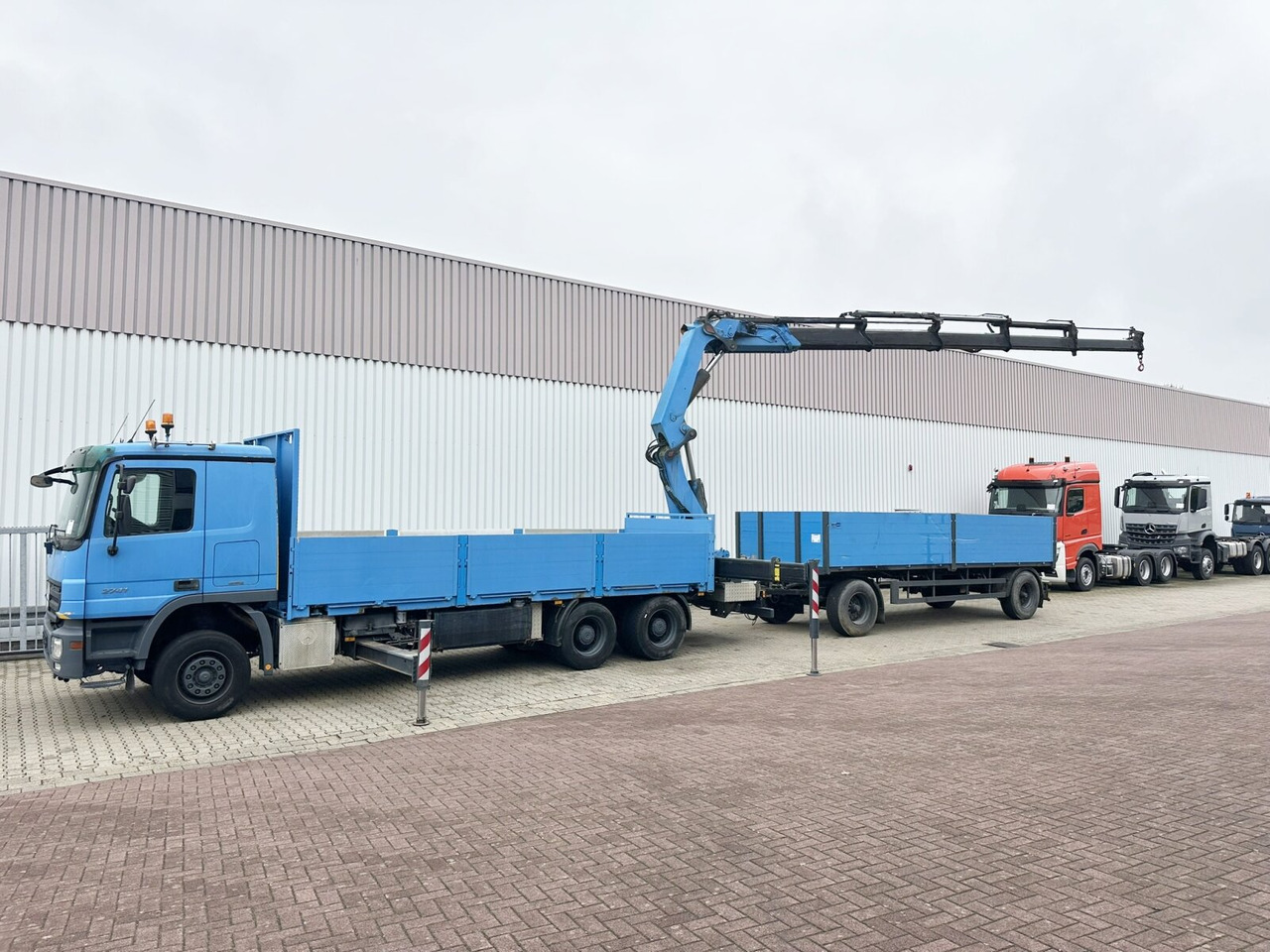 Mercedes-Benz Actros 2741 L 6x4 Actros 2741 L 6x4, Twist-Lock ausz. auf 3m, Heckkran Palfinger PK 42502-D, Funk - Kamion me karroceri të hapur, Kamion me vinç: foto 3 Mercedes-Benz Actros 2741 L 6x4 Actros 2741 L 6x4, Twist-Lock ausz. auf 3m, Heckkran Palfinger PK 42502-D, Funk - Kamion me karroceri të hapur, Kamion me vinç: foto 3