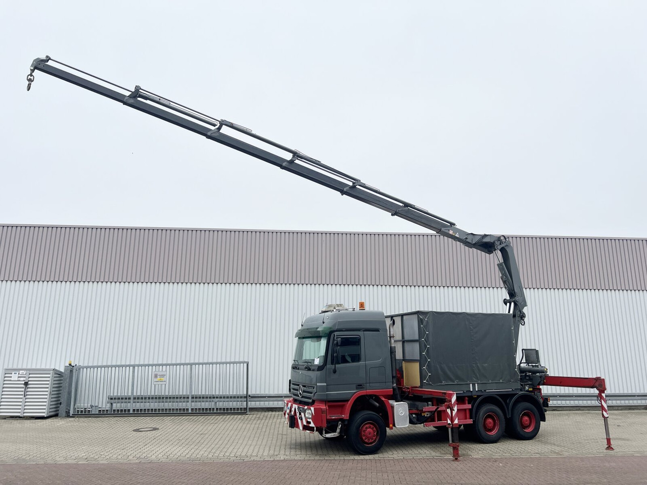 Mercedes-Benz Actros 3346 AK 6x6 Actros 3346 AK 6x6, 134t Anhängelast WSK, Heckkran Fassi F420AXP.26, Funk, Winde - Kamion me vinç: foto 1 Mercedes-Benz Actros 3346 AK 6x6 Actros 3346 AK 6x6, 134t Anhängelast WSK, Heckkran Fassi F420AXP.26, Funk, Winde - Kamion me vinç: foto 1