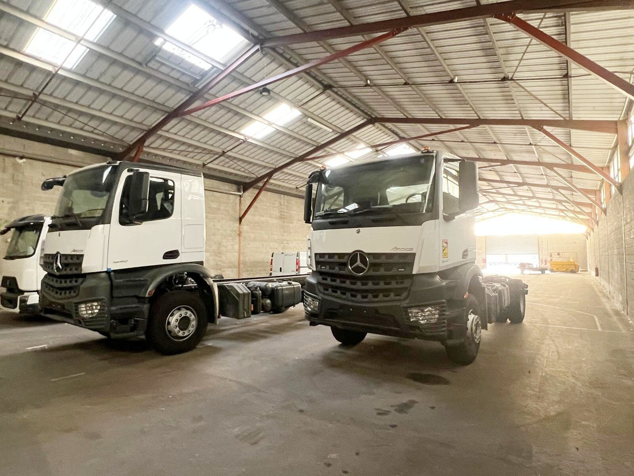 Mercedes-Benz Arocs 1840 K 4x2 Arocs 1840 K 4x2, MultimediaCockpit, 2x Nebenantrieb, NMV & Motorabtrieb - Kamion kabinë-shasi: foto 1 Mercedes-Benz Arocs 1840 K 4x2 Arocs 1840 K 4x2, MultimediaCockpit, 2x Nebenantrieb, NMV & Motorabtrieb - Kamion kabinë-shasi: foto 1