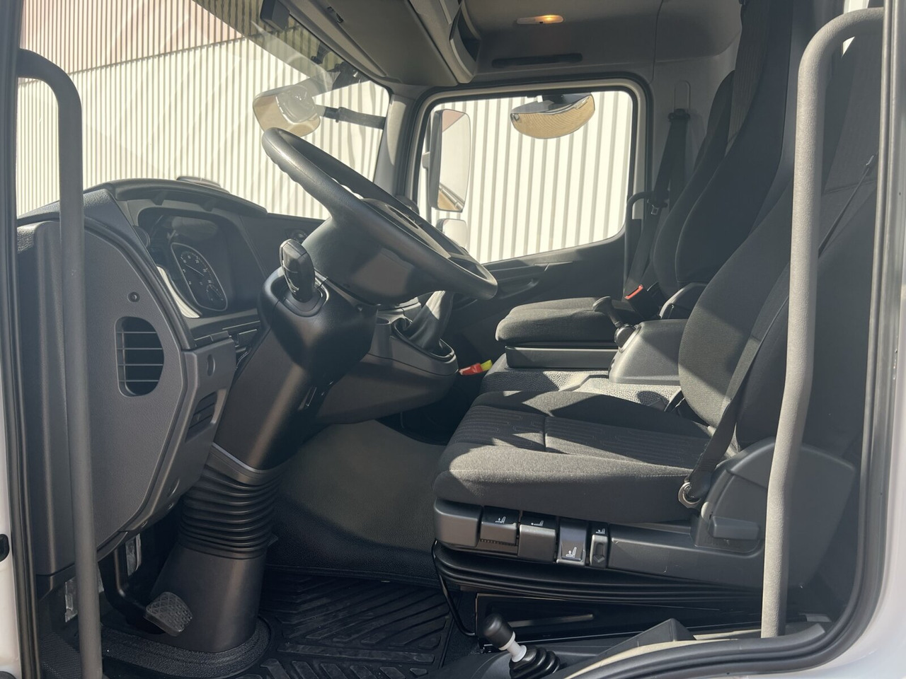 Mercedes-Benz Atego 818 K 4x2 Atego 818 K 4x2, 2x AHK, Meiller-Kipper, mehrfach Vorhanden! - Kamion vetëshkarkues: foto 4 Mercedes-Benz Atego 818 K 4x2 Atego 818 K 4x2, 2x AHK, Meiller-Kipper, mehrfach Vorhanden! - Kamion vetëshkarkues: foto 4