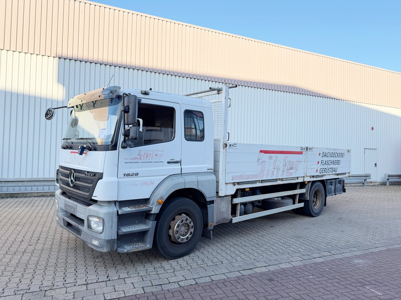 Mercedes-Benz Axor 1829 L 4x2 Axor 1829 L 4x2, 6-Sitzer - Kamion me karroceri të hapur: foto 1 Mercedes-Benz Axor 1829 L 4x2 Axor 1829 L 4x2, 6-Sitzer - Kamion me karroceri të hapur: foto 1