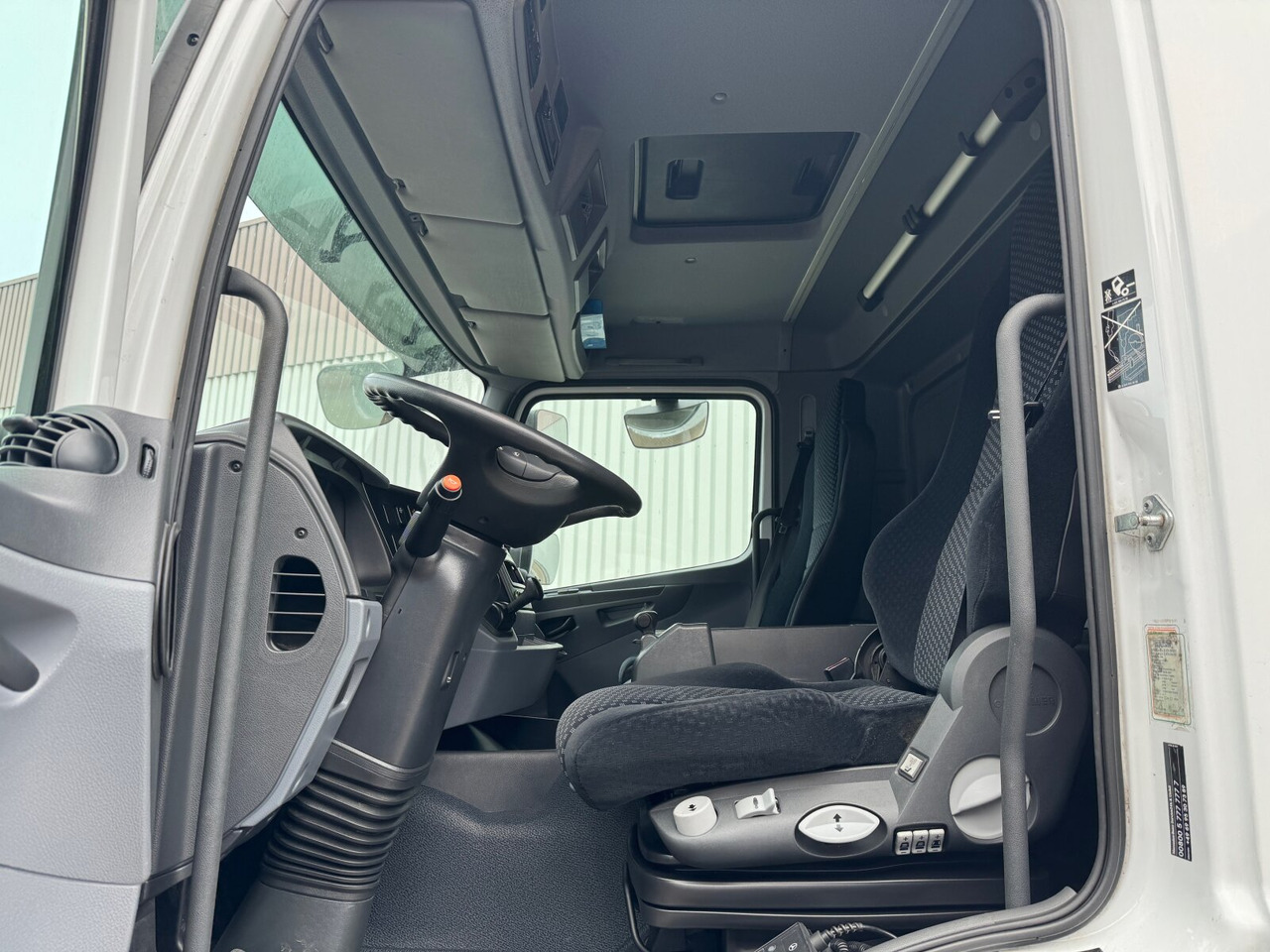 Mercedes-Benz Axor 1833 L 4x2 Axor 1833 L 4x2, Getränkekoffer - Kamion vagonetë: foto 2 Mercedes-Benz Axor 1833 L 4x2 Axor 1833 L 4x2, Getränkekoffer - Kamion vagonetë: foto 2
