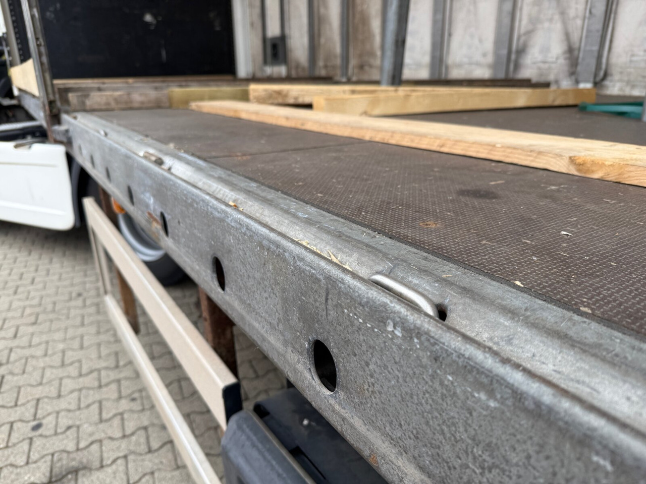 WEB Trailer LPRS 18 WEB Trailer LPRS 18, Liftachse, Zwangslenkung, Edscha, Stapleraufnahme - Gjysmë rimorkio e hapur/ Platformë: foto 2 WEB Trailer LPRS 18 WEB Trailer LPRS 18, Liftachse, Zwangslenkung, Edscha, Stapleraufnahme - Gjysmë rimorkio e hapur/ Platformë: foto 2