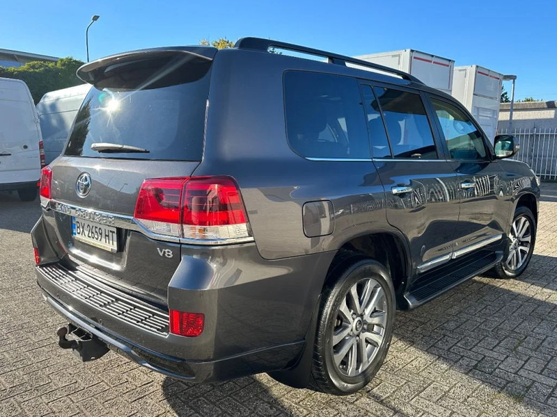 Toyota Land Cruiser V8 LAND CRUISER 200 V8 + CAMERA 360 + FRIDGE + DIESEL + ONLY EXPORT - SUV: foto 5 Toyota Land Cruiser V8 LAND CRUISER 200 V8 + CAMERA 360 + FRIDGE + DIESEL + ONLY EXPORT - SUV: foto 5