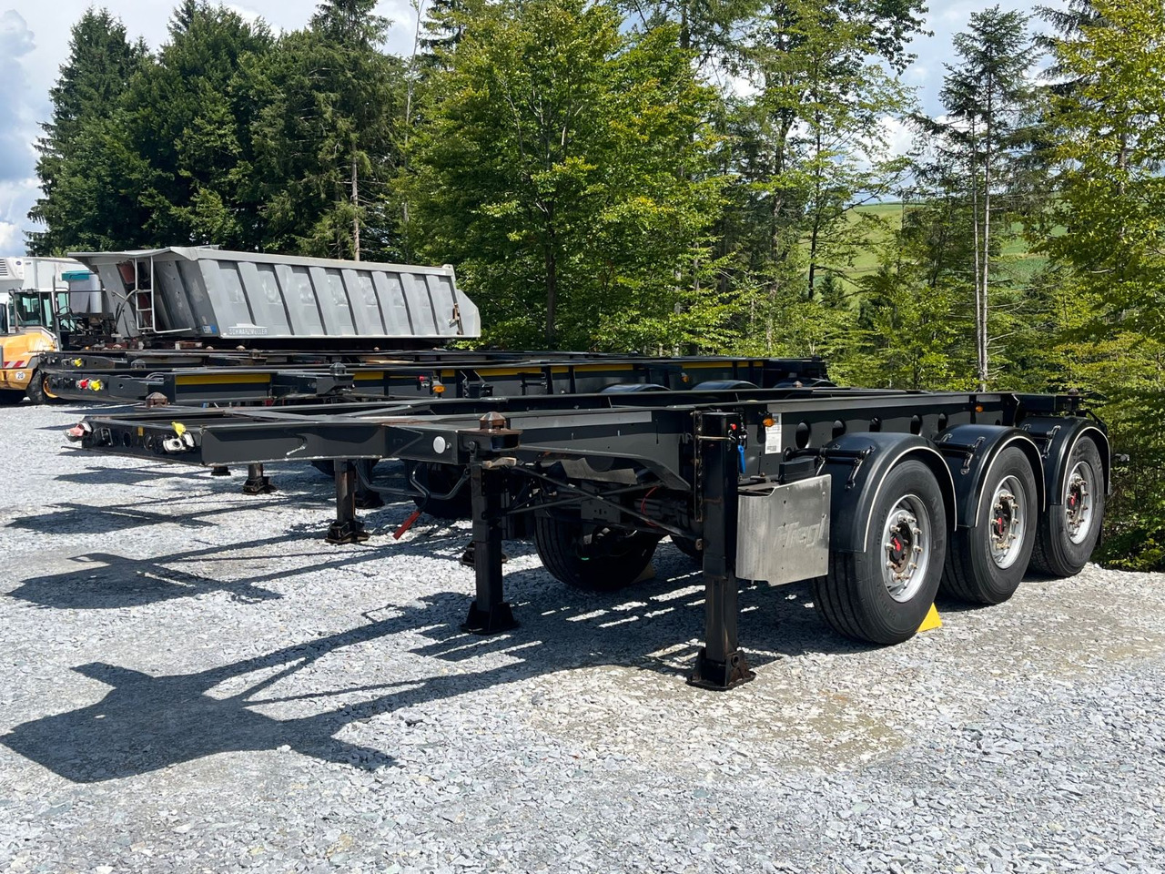 Fliegl Tank Container Chassis 20ft ADR - Transportjer kontejnerësh/ Gjysmë rimorkio me karroceri të çmontueshme: foto 1 Fliegl Tank Container Chassis 20ft ADR - Transportjer kontejnerësh/ Gjysmë rimorkio me karroceri të çmontueshme: foto 1