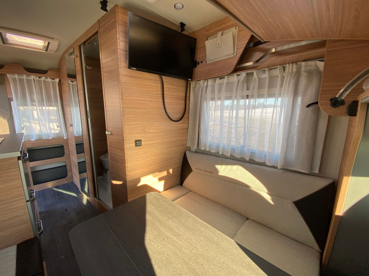 Kamper gjysmë i integruar Weinsberg X-Cursion Van Edition 500 LT,  Automatik,AHK: foto 17