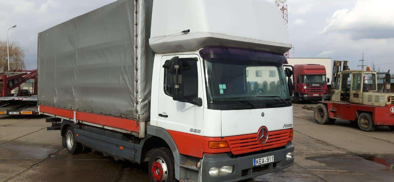 Mercedes-Benz 823 - Kamion me tendë: foto 2 Mercedes-Benz 823 - Kamion me tendë: foto 2