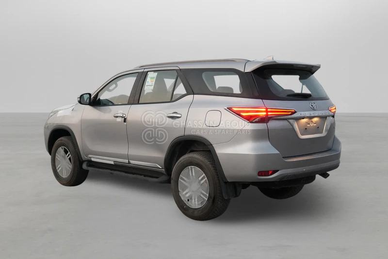 Toyota Fortuner 4x4 - SUV: foto 4 Toyota Fortuner 4x4 - SUV: foto 4
