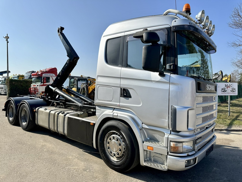 Scania 144G-530 V8 6x4 HOOKLIFT 20T MEILLER -VOL LUCHT - OPTI-CRUISE - CR19 SLAAPCABINE - Kamion vetëngarkues: foto 1 Scania 144G-530 V8 6x4 HOOKLIFT 20T MEILLER -VOL LUCHT - OPTI-CRUISE - CR19 SLAAPCABINE - Kamion vetëngarkues: foto 1