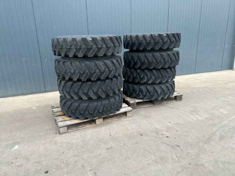 Bridgestone 1000 x 20 Set / 10.00 x 20: 4x2 Tyres - Goma dhe bandazhe për Makineri ndërtimi: foto 1 Bridgestone 1000 x 20 Set / 10.00 x 20: 4x2 Tyres - Goma dhe bandazhe për Makineri ndërtimi: foto 1