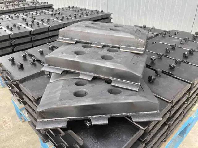 Volvo Rubber Asphalt Pads - Telajo/ Shasia për Makineri ndërtimi: foto 1 Volvo Rubber Asphalt Pads - Telajo/ Shasia për Makineri ndërtimi: foto 1